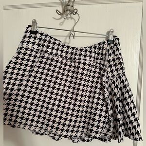 Size M houndstooth athletic skort. Flat front, ruffled back!